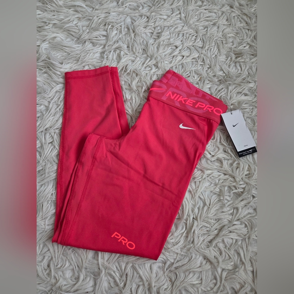 Nike Pro Women's 7/8 Length Pink Leggings
